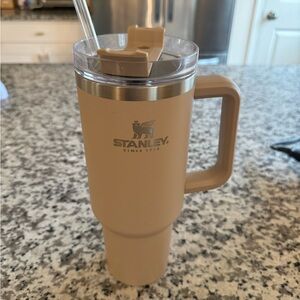 Stanley Quencher 1.0 40 oz tumbler tan VGUC